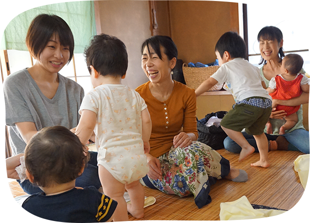 トップくわのきイメージ画像(楽しそうなお母さんたち)